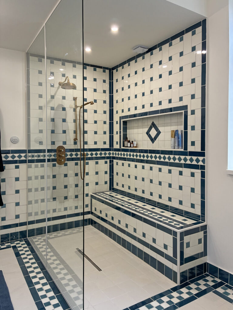 Salle de bains Camondo - Vue douche avec banquette et paroi vitrée